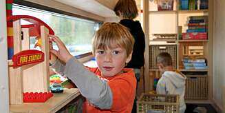 ARTIGE VINDUER: Tord Ovin Tørtberg (5) kan leke med lego og biler i det lave vinduet på avdelingen sin. ARTIGE VINDUER: Tord Ovin Tørtberg (5) kan leke med lego og biler i det lave vinduet på avdelingen sin.