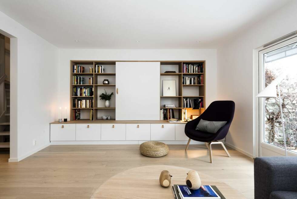 PLASSBYGD: Langs den ene stueveggen står et spesialtilpasset oppbevaringsmøbel, bygget av moduler fra Ikea. Bak den skyvbare platen skjuler det seg en tv. Hyllen er forfinet av møbelsnekker James Bagshaw fra Woobii Furniture. Lenestolen er fra Hay. PLASSBYGD: Langs den ene stueveggen står et spesialtilpasset oppbevaringsmøbel, bygget av moduler fra Ikea. Bak den skyvbare platen skjuler det seg en tv. Hyllen er forfinet av møbelsnekker James Bagshaw fra Woobii Furniture. Lenestolen er fra Hay.