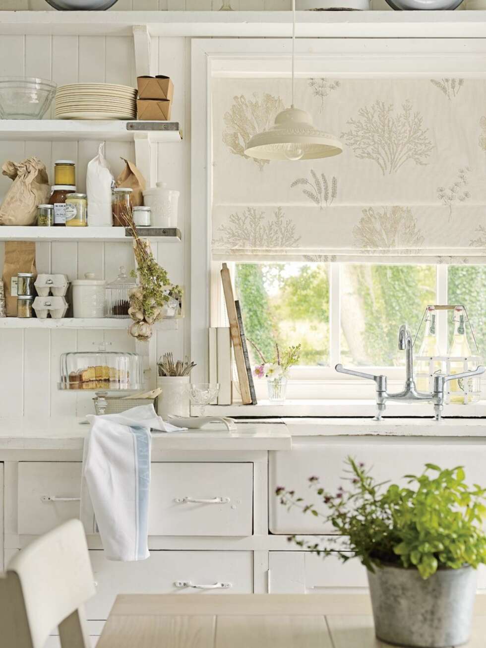 LANDLIG KJØKKEN: Taklampe kr 995. Liftgardinen er sydd i stoffet Rockpool til kr 495 per meter. Kakefat i glass med lokk kr 695. Alt fra Laura Ashley. LANDLIG KJØKKEN: Taklampe kr 995. Liftgardinen er sydd i stoffet Rockpool til kr 495 per meter. Kakefat i glass med lokk kr 695. Alt fra Laura Ashley.