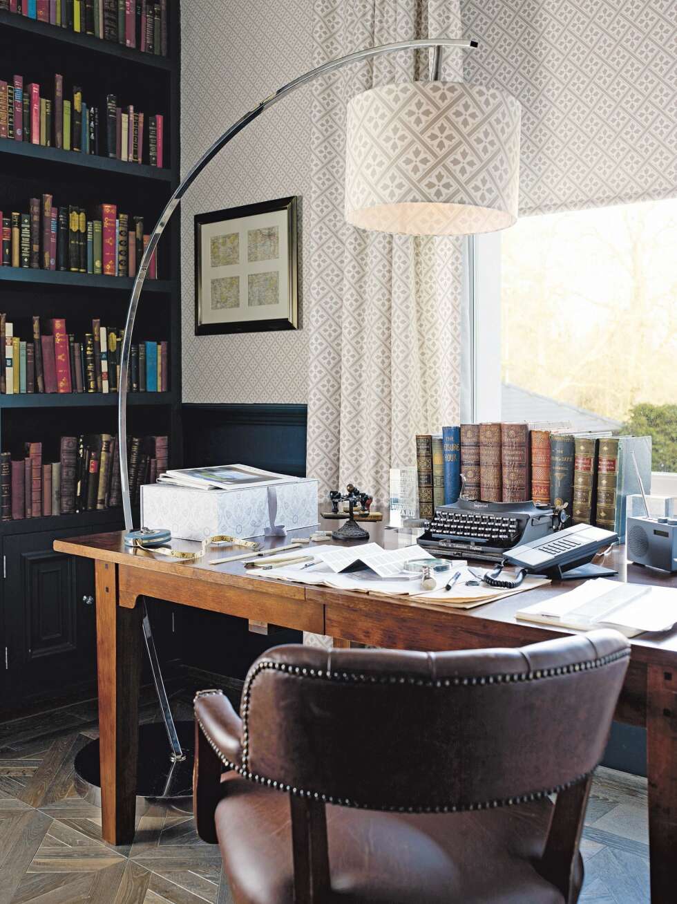 BIBLIOTEK: Skrivebordsstol fra Laura Ashley, kr 13 900. BIBLIOTEK: Skrivebordsstol fra Laura Ashley, kr 13 900.
