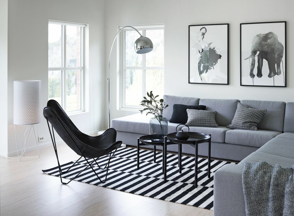 GOD PLASS: Cathrine og Eivind har ofte gjester og lette lenge etter en fleksibel modulsofa med plass til mange. De fant den på Living. Teppe, Randig, fra Ikea. Butterflystol, Cuero, fra casanovafurniture.dk, bord fra bazaren.com, lampe fra Bolia og vase fra Habitat. Bilder fra Wonderwall. GOD PLASS: Cathrine og Eivind har ofte gjester og lette lenge etter en fleksibel modulsofa med plass til mange. De fant den på Living. Teppe, Randig, fra Ikea. Butterflystol, Cuero, fra casanovafurniture.dk, bord fra bazaren.com, lampe fra Bolia og vase fra Habitat. Bilder fra Wonderwall.