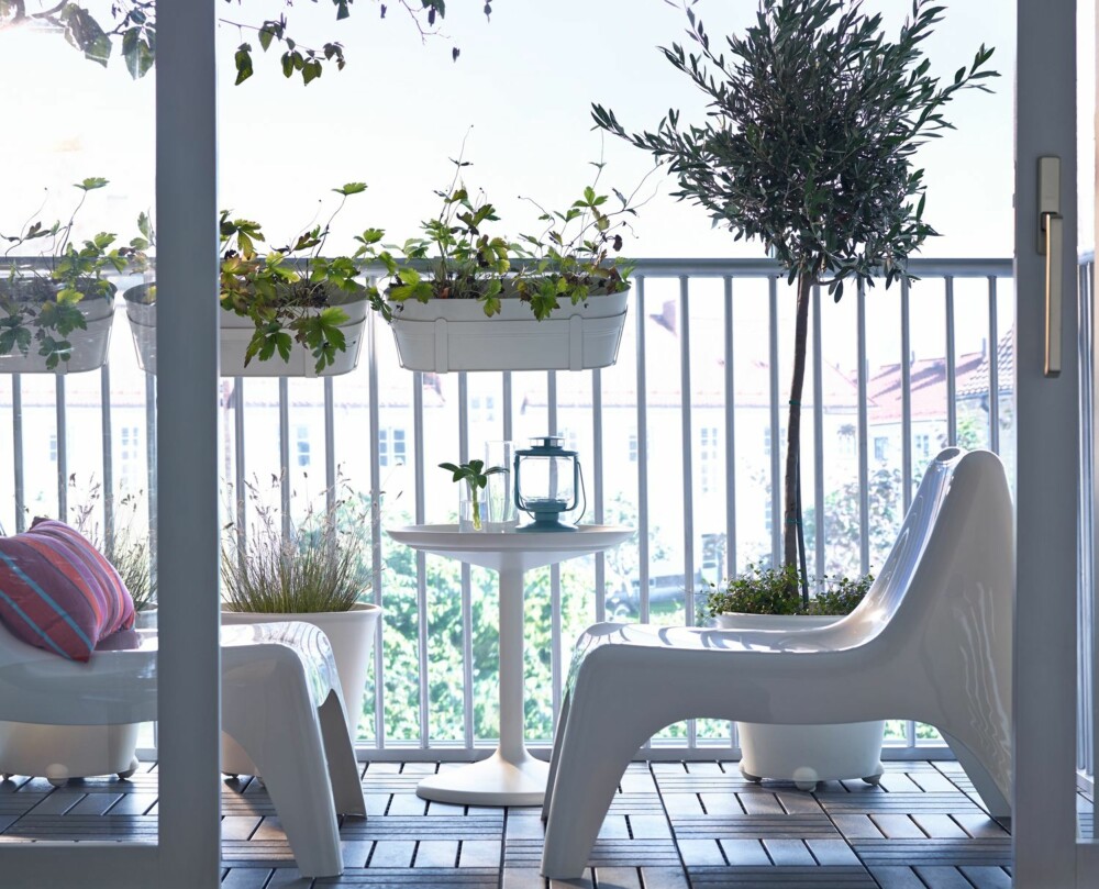 UTNYTT PLASSEN: En liten terrasse kan gjøres veldig fresh og fin med noen lekre utemøbler og grønne planter. Utnytt den plassen du har! UTNYTT PLASSEN: En liten terrasse kan gjøres veldig fresh og fin med noen lekre utemøbler og grønne planter. Utnytt den plassen du har!
