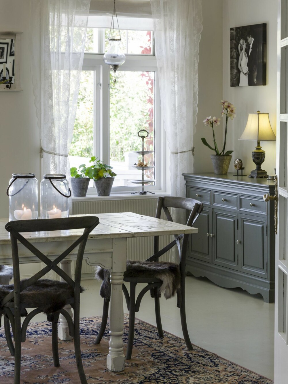 GJENNOMFØRT: Fra hallen kommer du inn til spisestuen, med bord og stoler fra Living. Skjenken er et gammelt møbel som har fått ny farge og nye knotter. Fra dette rommet er det også utgang til en terrasse. GJENNOMFØRT: Fra hallen kommer du inn til spisestuen, med bord og stoler fra Living. Skjenken er et gammelt møbel som har fått ny farge og nye knotter. Fra dette rommet er det også utgang til en terrasse.