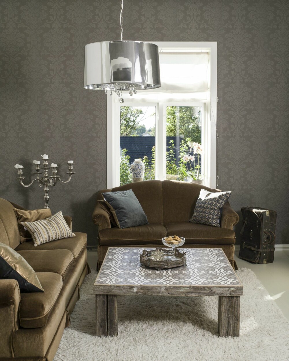 EGNE FLISER PÅ SELVBYGGET BORD: Ole-Petter laget stuebordet med fliser fra eget sortiment. Lampen over bordet er fra Villa Collection. EGNE FLISER PÅ SELVBYGGET BORD: Ole-Petter laget stuebordet med fliser fra eget sortiment. Lampen over bordet er fra Villa Collection.