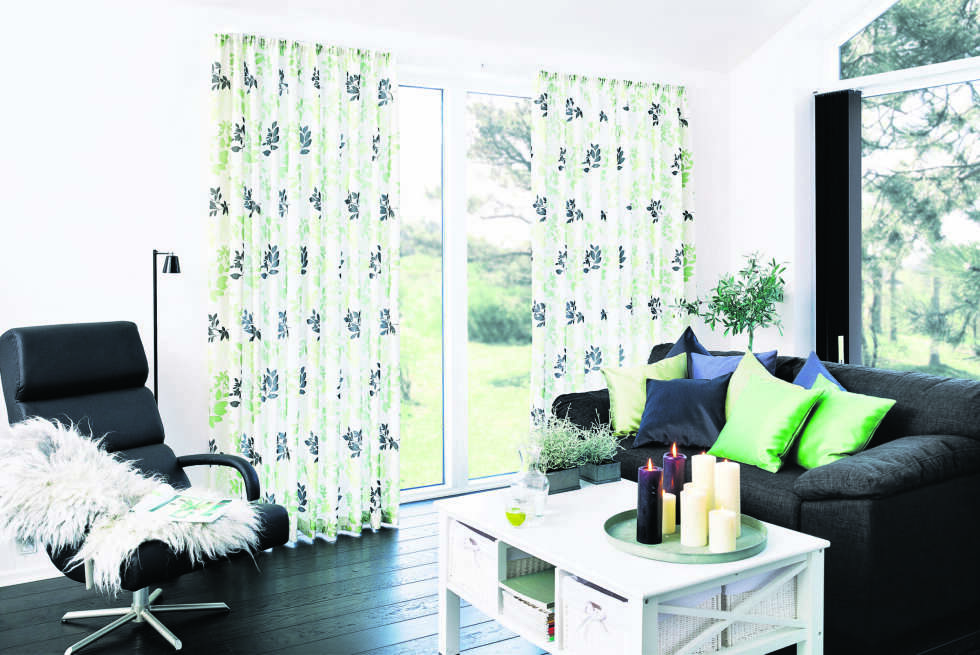 GARDINER NED TIL GULVET: Med lounge- og hotellstilen kommer gardiner som rekker ned til gulvet. De Bourg spår tynne stores (undergardiner), og masse stoff. GARDINER NED TIL GULVET: Med lounge- og hotellstilen kommer gardiner som rekker ned til gulvet. De Bourg spår tynne stores (undergardiner), og masse stoff.
