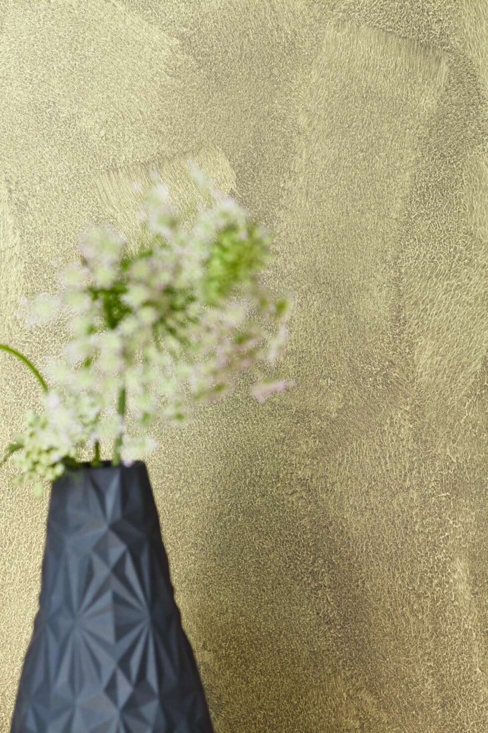 GLITRENDE: Effekten gir et vakkert fargespill og skimmer i lyset. Platen er først malt med to strøk Lady Pure Color 9938 Dempet sort. Deretter fikk den Lady Design Gull base. GLITRENDE: Effekten gir et vakkert fargespill og skimmer i lyset. Platen er først malt med to strøk Lady Pure Color 9938 Dempet sort. Deretter fikk den Lady Design Gull base.