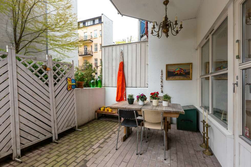 UTELIV: Den åpne terrassen rommer både grill og spiseplass. UTELIV: Den åpne terrassen rommer både grill og spiseplass.