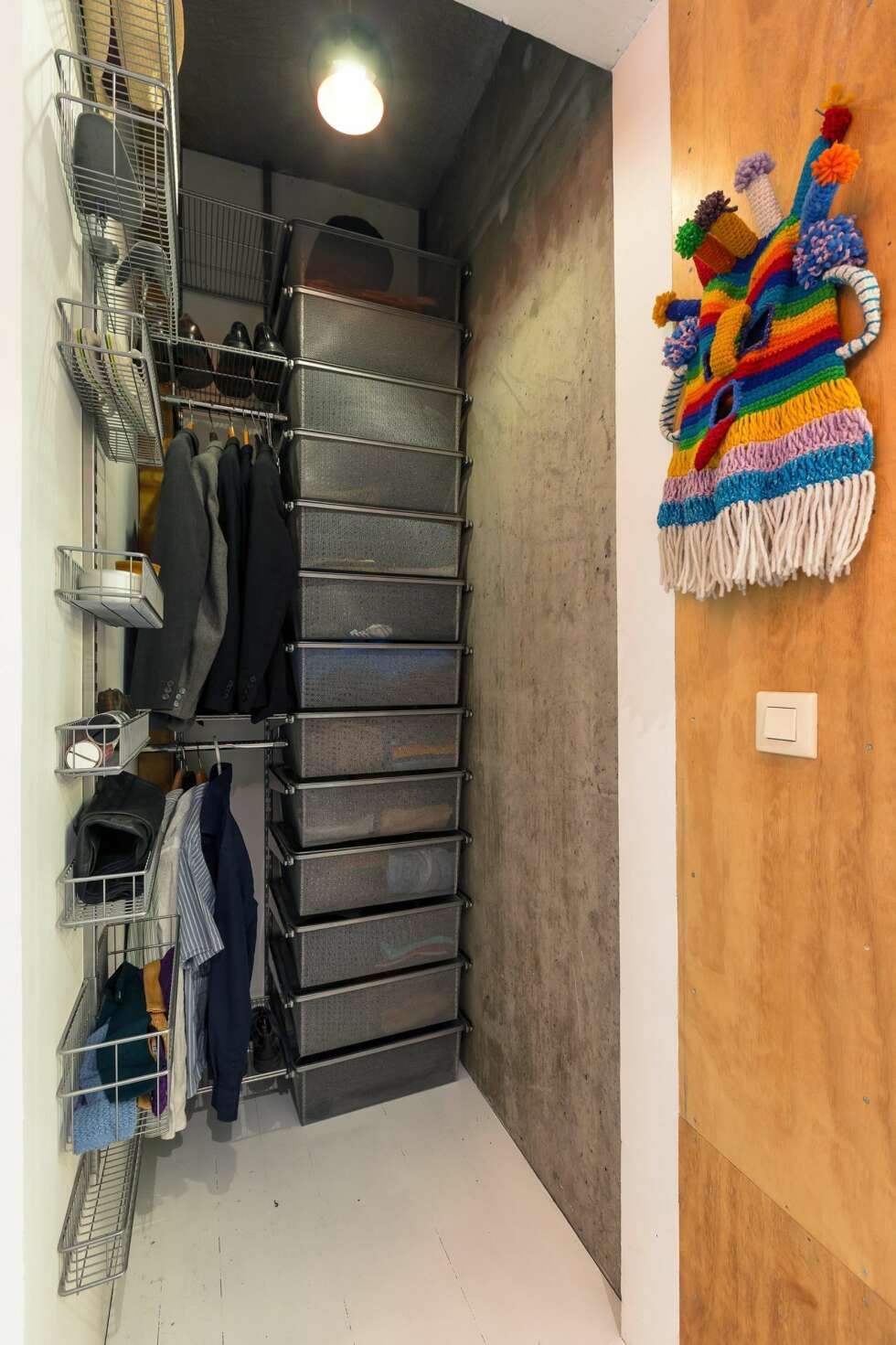 GARDEROBE: Uteboden ble integrert i leiligheten og rommer nå et stort og praktisk klesskap. GARDEROBE: Uteboden ble integrert i leiligheten og rommer nå et stort og praktisk klesskap.