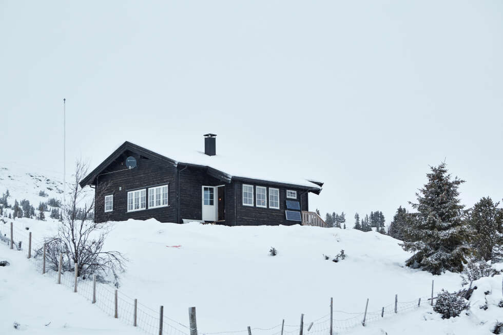 NYE TIDER: Hytta ble påbegynt oppgradert i 2008 og er blitt 30 kvadratmeter større. Men fremdeles er det solceller og utedo som gjelder. NYE TIDER: Hytta ble påbegynt oppgradert i 2008 og er blitt 30 kvadratmeter større. Men fremdeles er det solceller og utedo som gjelder.