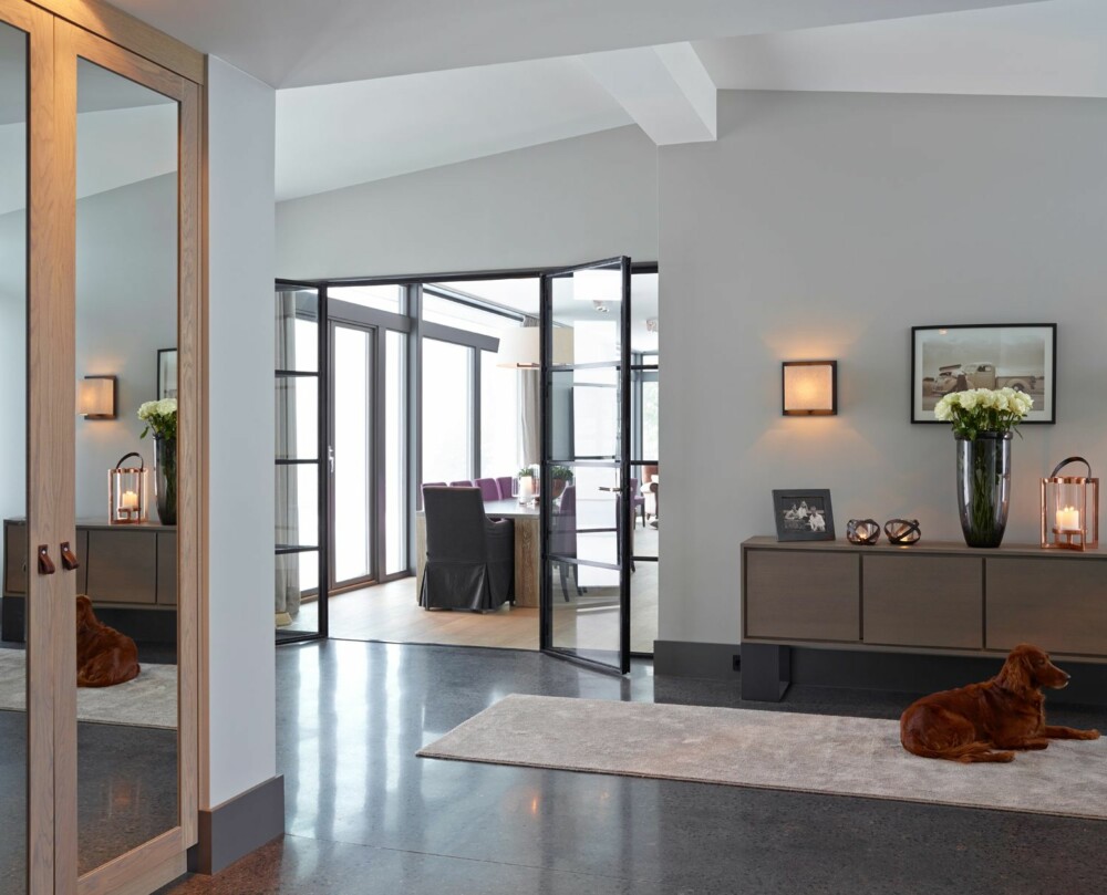 GRÅSONER: Huset har store proporsjoner, med sjenerøse vinduer som går fra gulv til tak. Gråfargen på veggene heter Pavillion Grey og er fra Farrow & Ball. Skjenken er fra PH Collection, lykten fra Blomsteroasen og de øvrige lampene fra belgiske Davidts Lighting. GRÅSONER: Huset har store proporsjoner, med sjenerøse vinduer som går fra gulv til tak. Gråfargen på veggene heter Pavillion Grey og er fra Farrow & Ball. Skjenken er fra PH Collection, lykten fra Blomsteroasen og de øvrige lampene fra belgiske Davidts Lighting.