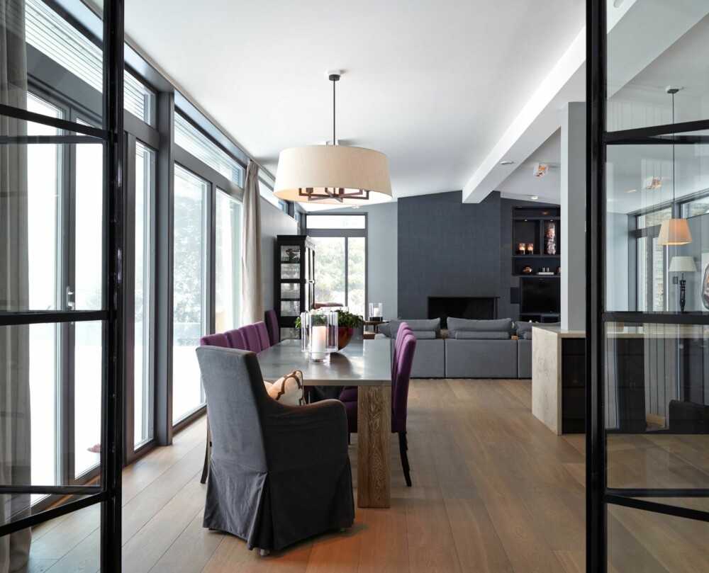 ÅPENT LANDSKAP: Rundt det massive spisebordet med ben i røkt eik fra PH Collection samler Sissel og Ronny ofte familie og venner. Lilla stoler fra Ikea, og endestoler fra Art Wood. Taklampen er fra Davidts Lighting. Kobberbolle fra Blomsteroasen på Stabekk, og lyslykter fra Konzept H-P. Gulvplankene er i røkt og grå eik fra Flotte Gulv og er 24 cm brede. Peisen er kledd med tapet for å mykne opp inntrykket, fra Ellos. ÅPENT LANDSKAP: Rundt det massive spisebordet med ben i røkt eik fra PH Collection samler Sissel og Ronny ofte familie og venner. Lilla stoler fra Ikea, og endestoler fra Art Wood. Taklampen er fra Davidts Lighting. Kobberbolle fra Blomsteroasen på Stabekk, og lyslykter fra Konzept H-P. Gulvplankene er i røkt og grå eik fra Flotte Gulv og er 24 cm brede. Peisen er kledd med tapet for å mykne opp inntrykket, fra Ellos.