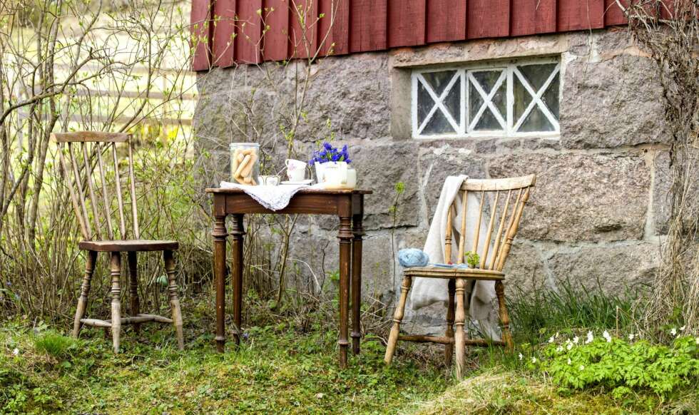 IMPROVISERT HAGEKOS: Lev Landlig viser hvordan man nyter varmt vær og tidlig vår med improvisert kaffebord. Hagemøblene er ikke funnet frem, så her kommer pinnestolene ut. Med et par kopper og blondeduk blir det et fint lite teselskap. IMPROVISERT HAGEKOS: Lev Landlig viser hvordan man nyter varmt vær og tidlig vår med improvisert kaffebord. Hagemøblene er ikke funnet frem, så her kommer pinnestolene ut. Med et par kopper og blondeduk blir det et fint lite teselskap.