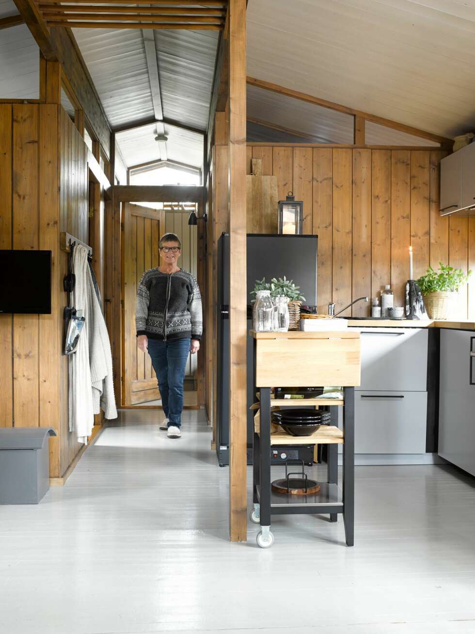 GOD FLYT: Interiørdesigner
Siv ønsket å skape en flyt i
rommet ved å fremheve
dragerne og takvinduene med maling og panellakk, noe hytteeier Liss er fornøyd med. Disse detaljene er
spesielle ved arkitekture GOD FLYT: Interiørdesigner
Siv ønsket å skape en flyt i
rommet ved å fremheve
dragerne og takvinduene med maling og panellakk, noe hytteeier Liss er fornøyd med. Disse detaljene er
spesielle ved arkitekture