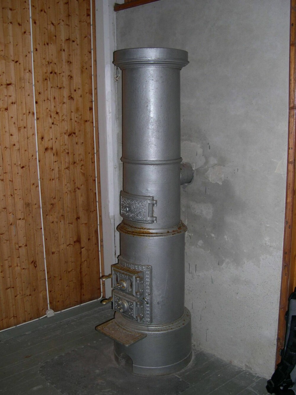 RUNDBRENNER: De aller fleste sylinderovner/ rund magasinovn - eller ""rundbrenner"" for ved, koks og kull er produsert før 1920 og ikke etter 1940. Denne er fra Dønnesfjord kirke. RUNDBRENNER: De aller fleste sylinderovner/ rund magasinovn - eller ""rundbrenner"" for ved, koks og kull er produsert før 1920 og ikke etter 1940. Denne er fra Dønnesfjord kirke.