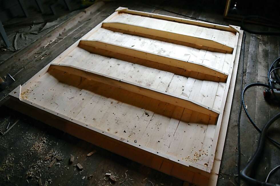 LÅVEDØR: Platen er laget av tykke kledningsbord, rammen rundt er laget av kraftige lekter. De tre avstiverne er også laget av tykke kledningsbord, 98 mm brede. De er skråskåret til samme bredde som rammen. Vil du ha en stivere plate, øker du bredden på avstiverne. Bruk skruer, og legg lim i alle sammenføyningene. LÅVEDØR: Platen er laget av tykke kledningsbord, rammen rundt er laget av kraftige lekter. De tre avstiverne er også laget av tykke kledningsbord, 98 mm brede. De er skråskåret til samme bredde som rammen. Vil du ha en stivere plate, øker du bredden på avstiverne. Bruk skruer, og legg lim i alle sammenføyningene.