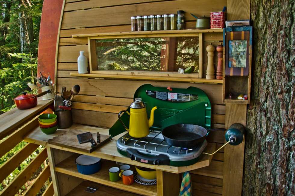 CAMPING: Hytta skal brukes som en campinghytte og er installert med en enkel grill og kjøkkenutstyr. CAMPING: Hytta skal brukes som en campinghytte og er installert med en enkel grill og kjøkkenutstyr.