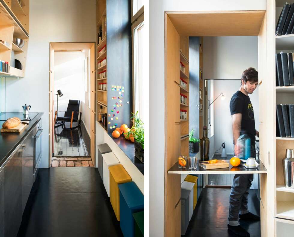 KOMPAKT OG KOMPLETT: Hyllene til høyre er tilpasset glassene og krukkene. Vinduskarmen i stål kan brukes som oppslagstavle med hjelp av magnet. Postkasser i ulike
farger fungerer som beholdere for restavfall, organisk, glass og metall, osv. Glassplaten over kjøkkenbenken sluser dagslyset videre inn på badet. Inne på soverommet sees Prouvés lenestol Cité fra Vitra.
EKSTRA ARBEIDSFLATE: Platen kan brukes som sittebenk, avlastningsbenk eller ekstrahyller. Hylleseksjonen til høyre er mobil, og kan skyves foran døråpningen for å stenge av soverommet. KOMPAKT OG KOMPLETT: Hyllene til høyre er tilpasset glassene og krukkene. Vinduskarmen i stål kan brukes som oppslagstavle med hjelp av magnet. Postkasser i ulike
farger fungerer som beholdere for restavfall, organisk, glass og metall, osv. Glassplaten over kjøkkenbenken sluser dagslyset videre inn på badet. Inne på soverommet sees Prouvés lenestol Cité fra Vitra.
EKSTRA ARBEIDSFLATE: Platen kan brukes som sittebenk, avlastningsbenk eller ekstrahyller. Hylleseksjonen til høyre er mobil, og kan skyves foran døråpningen for å stenge av soverommet.