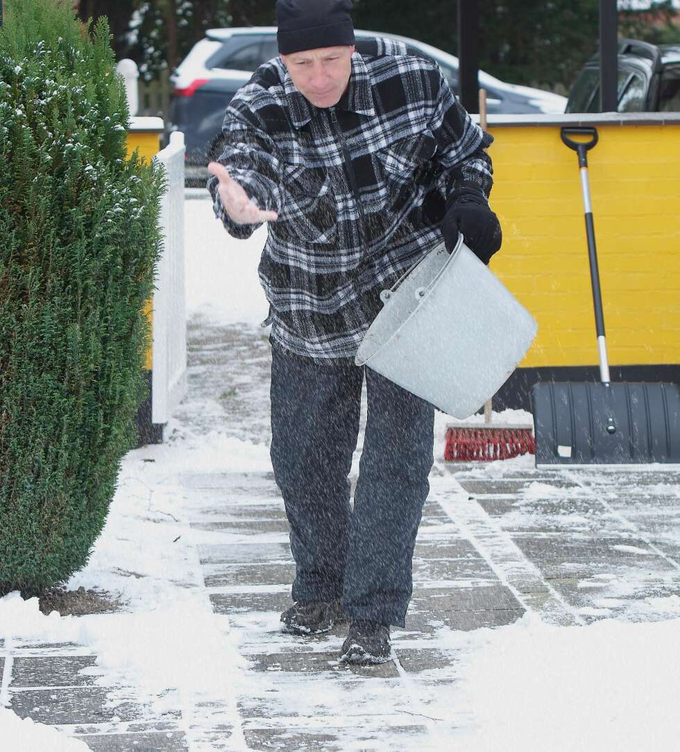 EFFEKTIVT: Fjerner du snøen før du salter, får du mest effekt ut av hvert saltkorn. EFFEKTIVT: Fjerner du snøen før du salter, får du mest effekt ut av hvert saltkorn.