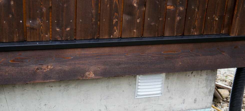 Forebygg med ventiler: God ventilasjon er svært viktig. Ventilene bør være 15 x 15 cm. Rens også nettingen innimellom for spindelvev og møkk. Hull i muren lager du med slagdrill med langt murbor, og med hammer og meisel. Bruk hansker og vernebriller. Du kan mure fast ventilristene med sementmørtel, eller skum dem fast. Ventilene plasseres så høyt som mulig, men unngå plassering like ved vannrør. Ventilene må stå åpne bestandig, men blir det for gulvkaldt, kan noen av dem stenges i den verste kuldeperioden. Målte verdier av temperatur og luftfuktighet i kryperommet og utemiljøet i sommerhalvåret indikerer eventuell fare for soppvekst og hvor effektivt kryperommet ventileres. En tommelfingerregel er at du trenger åtte ventiler i en hytte med grunnflate 70 kvadratmeter. Dette gjelder på en hytte uten kanaler over tak. Ved lufting over tak, maksimum seks ventiler. Forebygg med ventiler: God ventilasjon er svært viktig. Ventilene bør være 15 x 15 cm. Rens også nettingen innimellom for spindelvev og møkk. Hull i muren lager du med slagdrill med langt murbor, og med hammer og meisel. Bruk hansker og vernebriller. Du kan mure fast ventilristene med sementmørtel, eller skum dem fast. Ventilene plasseres så høyt som mulig, men unngå plassering like ved vannrør. Ventilene må stå åpne bestandig, men blir det for gulvkaldt, kan noen av dem stenges i den verste kuldeperioden. Målte verdier av temperatur og luftfuktighet i kryperommet og utemiljøet i sommerhalvåret indikerer eventuell fare for soppvekst og hvor effektivt kryperommet ventileres. En tommelfingerregel er at du trenger åtte ventiler i en hytte med grunnflate 70 kvadratmeter. Dette gjelder på en hytte uten kanaler over tak. Ved lufting over tak, maksimum seks ventiler.