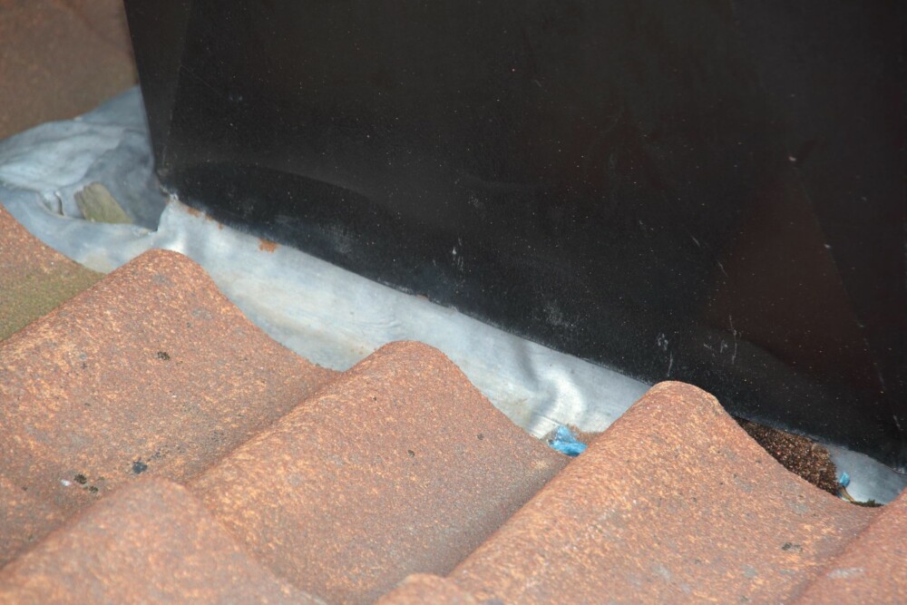 SJEKKPUNKT: Overgangen mellom pipe og tak kan være et kritisk punkt for lekkasjer som bør sjekkes. (FOTO: Alexander Berg jr.) SJEKKPUNKT: Overgangen mellom pipe og tak kan være et kritisk punkt for lekkasjer som bør sjekkes. (FOTO: Alexander Berg jr.)