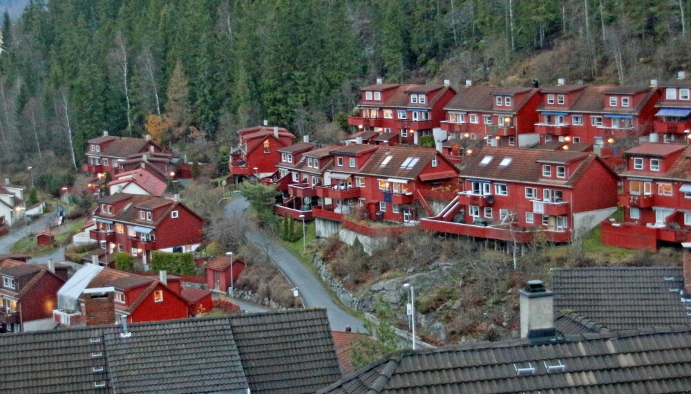 TAKSJEKK: Vinteren utsetter huset for påkjenninger, derfor kan det være fornuftig å sjekke det før kulde og snø setter inn. (FOTO: Alexander Berg jr.) TAKSJEKK: Vinteren utsetter huset for påkjenninger, derfor kan det være fornuftig å sjekke det før kulde og snø setter inn. (FOTO: Alexander Berg jr.)