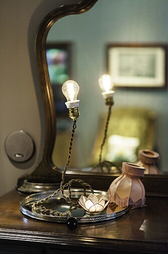 INGOLFS LAMPE: Mystisk lampe med kuttet ledning har Ingolf laget selv. Kommoden med speil er fra en lokal bruktbutikk. INGOLFS LAMPE: Mystisk lampe med kuttet ledning har Ingolf laget selv. Kommoden med speil er fra en lokal bruktbutikk.