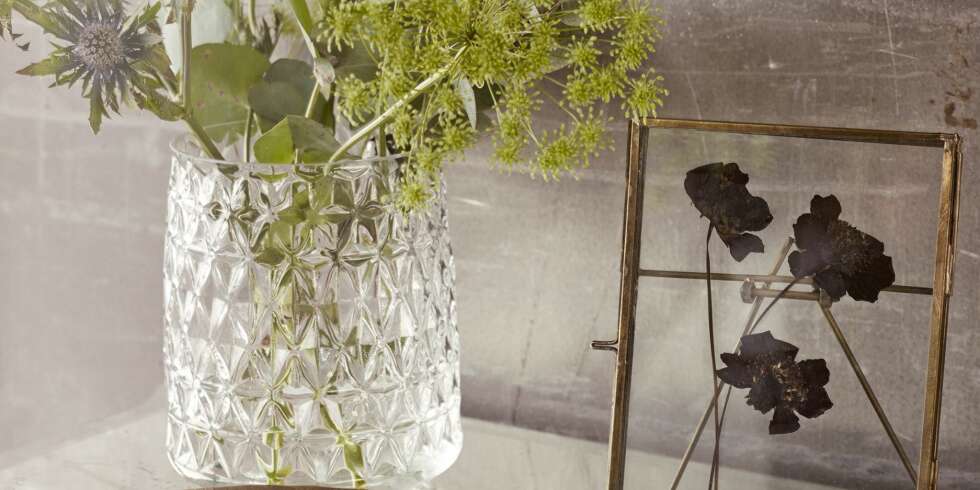 PREMIEN: Du kan vinne et sett med stor og liten vase i diamantslipt glass fra Molly Marais , verdi kr 518. PREMIEN: Du kan vinne et sett med stor og liten vase i diamantslipt glass fra Molly Marais , verdi kr 518.