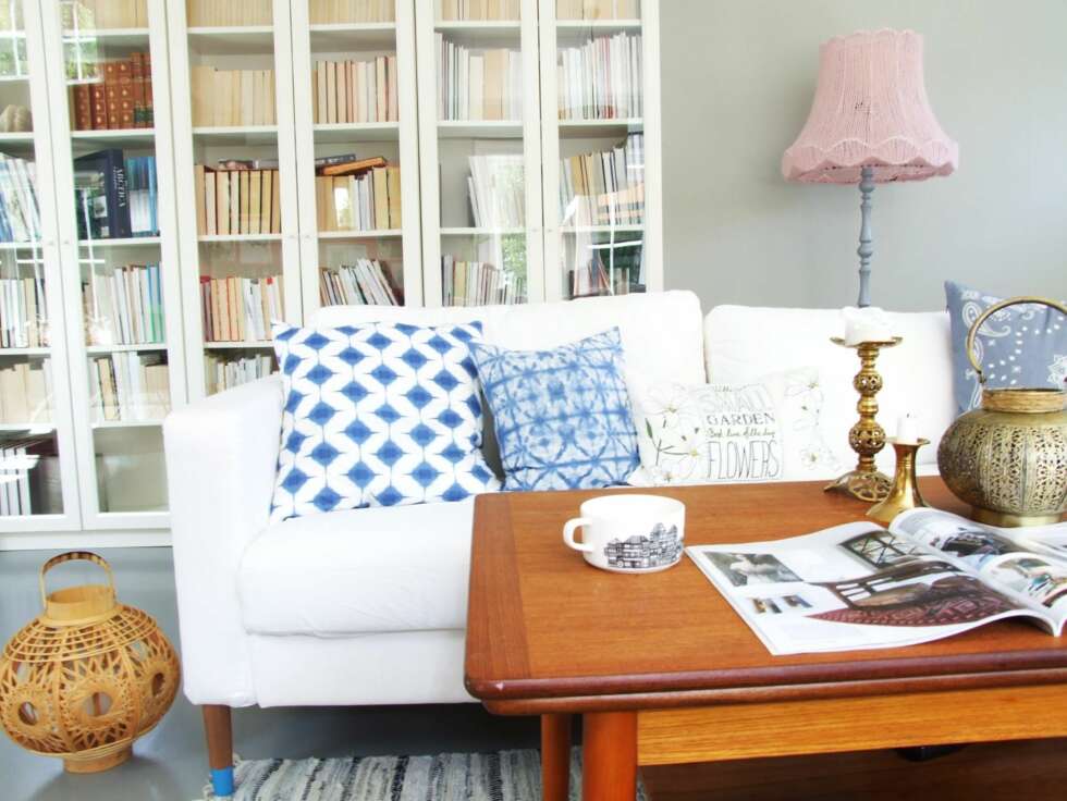 BRUKSVENNLIG: Et hvitt laken over sofaen og grått gulv gjør stuen til blogger Eventyret ved bekken bruks- og barnevennlig. BRUKSVENNLIG: Et hvitt laken over sofaen og grått gulv gjør stuen til blogger Eventyret ved bekken bruks- og barnevennlig.