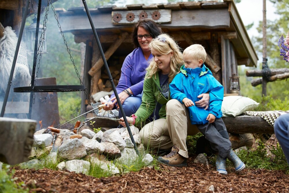 GODT FORNØYD: Gapahuken med bålpanne innbyr til hyggelig samvær. Her er minstemann Haakon klar for en pølse sammen med mamma Gry. Tante Elin sitter i bakgrunnen. GODT FORNØYD: Gapahuken med bålpanne innbyr til hyggelig samvær. Her er minstemann Haakon klar for en pølse sammen med mamma Gry. Tante Elin sitter i bakgrunnen.