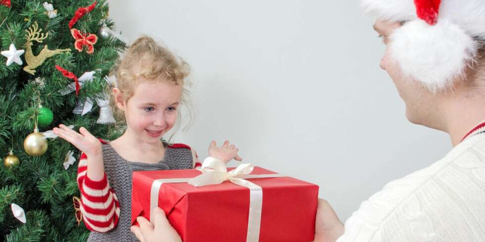 GAVE TIL BARNA: Barna må få gave til jul, men hvor mye du bør bruke på gaven avhenger av økonomien din. GAVE TIL BARNA: Barna må få gave til jul, men hvor mye du bør bruke på gaven avhenger av økonomien din.