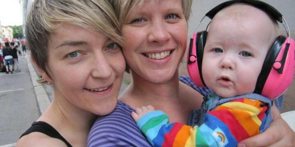 FAMILIE:Cecilie og Eirin Husebø-Isaksen er en av mange regnbuefamilier. Her sammen med datteren Mia for tre år siden. FAMILIE:Cecilie og Eirin Husebø-Isaksen er en av mange regnbuefamilier. Her sammen med datteren Mia for tre år siden.
