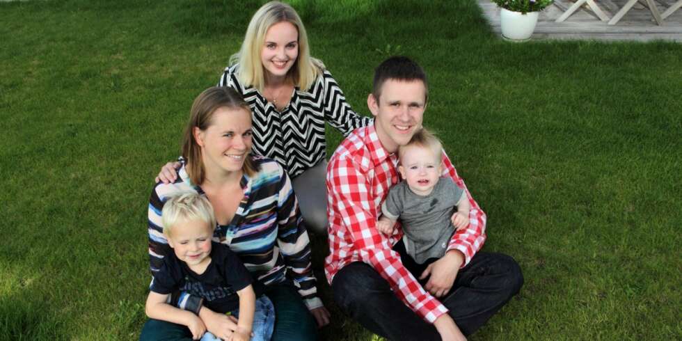 MIDLERTIDIG FAMILIEFORØKELSE: Anne Asmyr Thorseng og Espen Aase Johnsen er i år vertsforeldre for finske Janina Ylinen (17). Det synes barna Bjørn (3) og Elin (1) er helt topp. MIDLERTIDIG FAMILIEFORØKELSE: Anne Asmyr Thorseng og Espen Aase Johnsen er i år vertsforeldre for finske Janina Ylinen (17). Det synes barna Bjørn (3) og Elin (1) er helt topp.