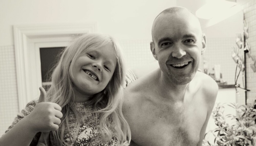 PAPPA OG ERLE: Erle var sju år da pappa fikk kreft. Hun fikk hjelpe ham med å klippe håret. Foto: Jorunn Tharaldsen. PAPPA OG ERLE: Erle var sju år da pappa fikk kreft. Hun fikk hjelpe ham med å klippe håret. Foto: Jorunn Tharaldsen.
