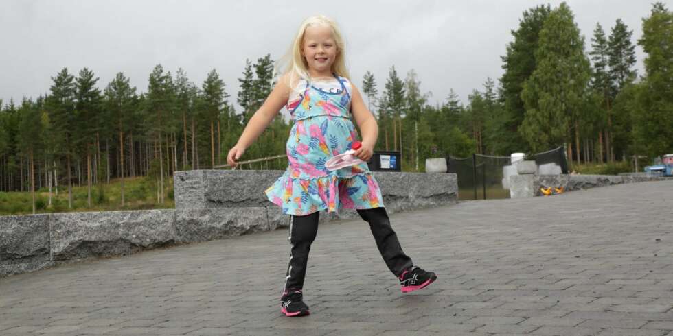 OPPREIST: Helena (6) fikk begge beina ødelagt da en gryte kokende grøt veltet over henne. Men pågangsmotet har hun! OPPREIST: Helena (6) fikk begge beina ødelagt da en gryte kokende grøt veltet over henne. Men pågangsmotet har hun!
