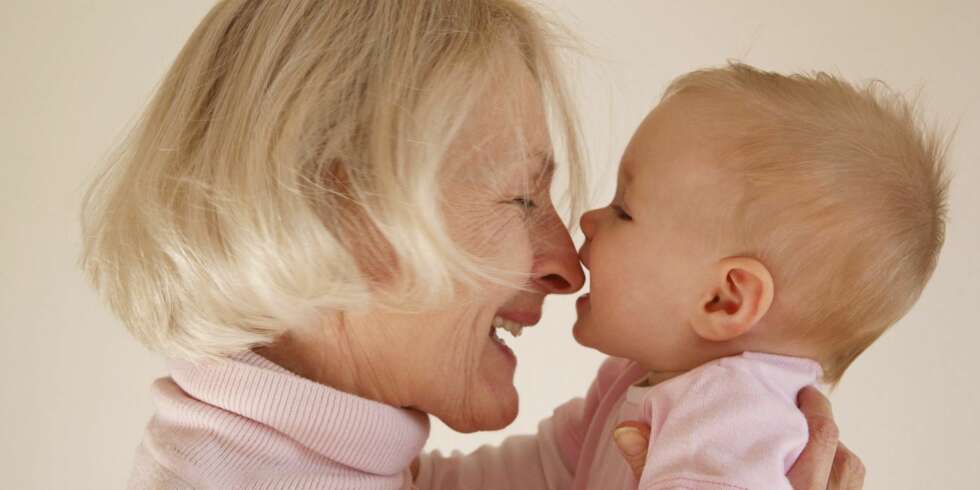 TILVENNINGSSAK: Kanskje synes bestemor den lilles navn er rart i starten. Men det glemmes etterhvert som navnet assosieres med barnebarnet. TILVENNINGSSAK: Kanskje synes bestemor den lilles navn er rart i starten. Men det glemmes etterhvert som navnet assosieres med barnebarnet.