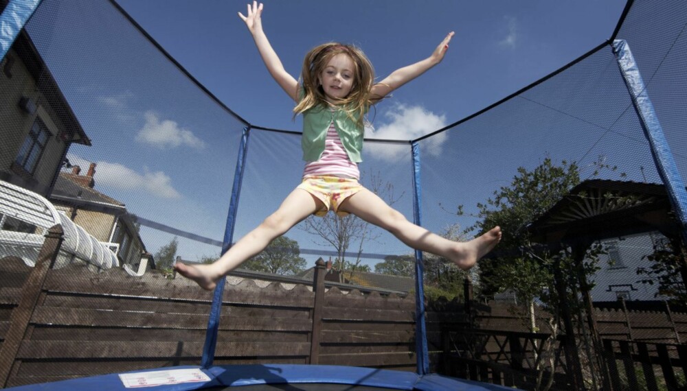 MORO: Trampoliner finnes det vanvittig mange av her til lands, men nå er vinteren på vei og det er på tide å klargjøre dem for kaldere tider. MORO: Trampoliner finnes det vanvittig mange av her til lands, men nå er vinteren på vei og det er på tide å klargjøre dem for kaldere tider.