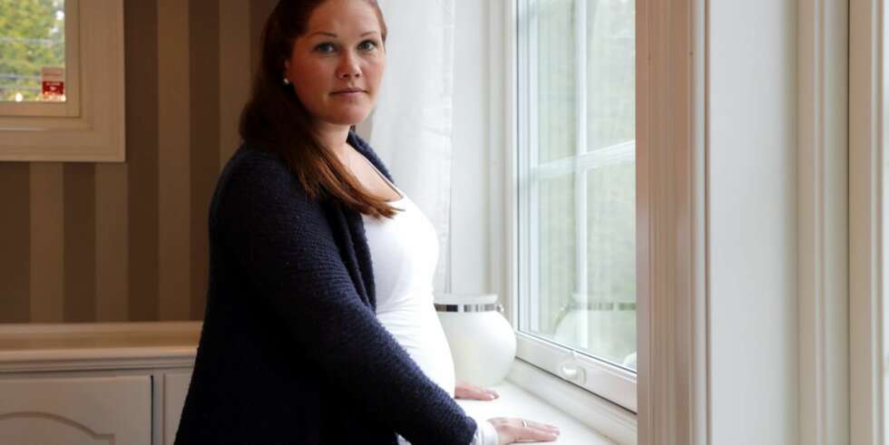 INGEN ENKEL LØSNING: Cecilie Rochstad vet at keisersnitt ikke er en enkel løsning, og kjenner til faren for komplikasjoner for både mor og barn. - Men jeg stoler på at vi vil bli godt tatt vare på, for jeg har verken penger eller helse til å føde i september, sier hun. INGEN ENKEL LØSNING: Cecilie Rochstad vet at keisersnitt ikke er en enkel løsning, og kjenner til faren for komplikasjoner for både mor og barn. - Men jeg stoler på at vi vil bli godt tatt vare på, for jeg har verken penger eller helse til å føde i september, sier hun.