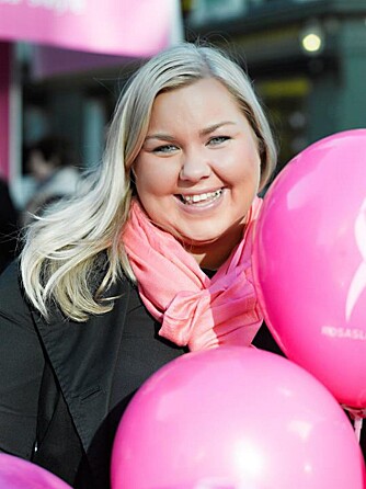 KOMMER MED TIPS: Eva M. Ekroll i Kreftforeningen gir deg tipsene til hvordan du sjekker brystene og forteller hvordan du kan forebygge brystkreft. KOMMER MED TIPS: Eva M. Ekroll i Kreftforeningen gir deg tipsene til hvordan du sjekker brystene og forteller hvordan du kan forebygge brystkreft.