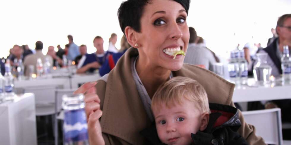 SMÅSTRESSET MAMMA: En mamma har knapt med tid til å spise når hun er alene med en ettåring på flyplassen. Mona Stenseth Larsen, mamma til Max, gir deg gode tips til flyreisen. SMÅSTRESSET MAMMA: En mamma har knapt med tid til å spise når hun er alene med en ettåring på flyplassen. Mona Stenseth Larsen, mamma til Max, gir deg gode tips til flyreisen.