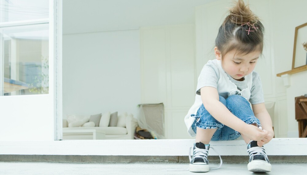 SLIK VELGER DU RIKTIG BABYSKO: Ideelt sett skal babysko være så myke at du kan brette foten helt opp mot ankelen uten problemer. Få flere tips til hvordan du velger riktig babysko. SLIK VELGER DU RIKTIG BABYSKO: Ideelt sett skal babysko være så myke at du kan brette foten helt opp mot ankelen uten problemer. Få flere tips til hvordan du velger riktig babysko.