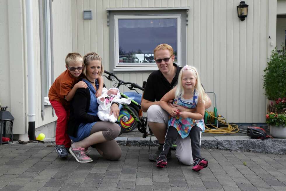 SAMMENSVEISET: Pappa Roger, mamma Monica, tvillingbror Henrik og lillesøster Heidi tar godt vare på hverandre og Helena. SAMMENSVEISET: Pappa Roger, mamma Monica, tvillingbror Henrik og lillesøster Heidi tar godt vare på hverandre og Helena.