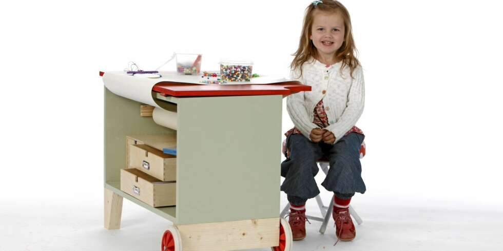 Alt Salma (3) trenger når hun skal tegne, perle eller male, finner hun inne i hobbypulten sin. Alt Salma (3) trenger når hun skal tegne, perle eller male, finner hun inne i hobbypulten sin.