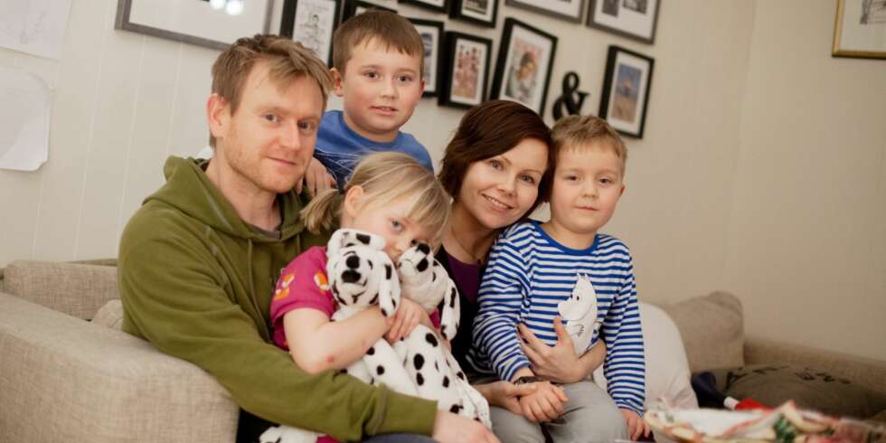 KAN HA UKJENTE SØSKEN: Rune Sarromaa Hausstätter og Sanna Sarromaa har donert bort sju befruktede embryoer til andre barnløse par i Finland. Barna Rudolf (8), Adolf (6) og Sylvi (6) har trolig søsken de ikke kjenner. KAN HA UKJENTE SØSKEN: Rune Sarromaa Hausstätter og Sanna Sarromaa har donert bort sju befruktede embryoer til andre barnløse par i Finland. Barna Rudolf (8), Adolf (6) og Sylvi (6) har trolig søsken de ikke kjenner.