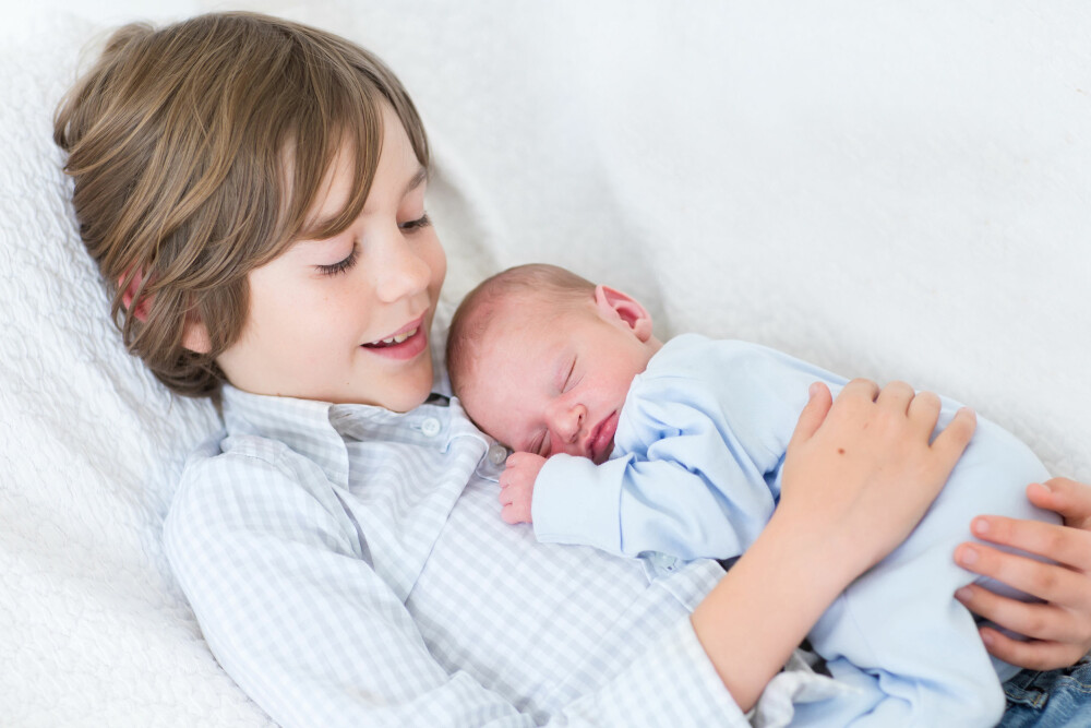 BRØDRE: Det kan variere hvor god babynyheten er for søsken. Men for mange er det å få småsøsken kjempefint, uansett om de er tette eller det er mange år mellom barna. BRØDRE: Det kan variere hvor god babynyheten er for søsken. Men for mange er det å få småsøsken kjempefint, uansett om de er tette eller det er mange år mellom barna.