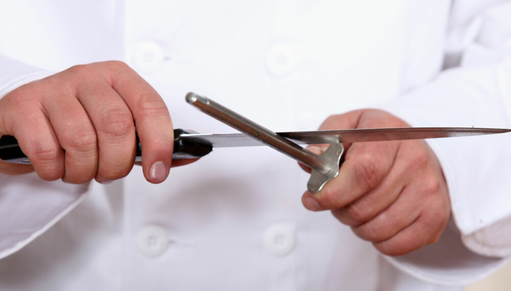 UNNGÅ SLØVE KNIVER: Skjerper du knive ofte nok, holder eggen lenger. UNNGÅ SLØVE KNIVER: Skjerper du knive ofte nok, holder eggen lenger.