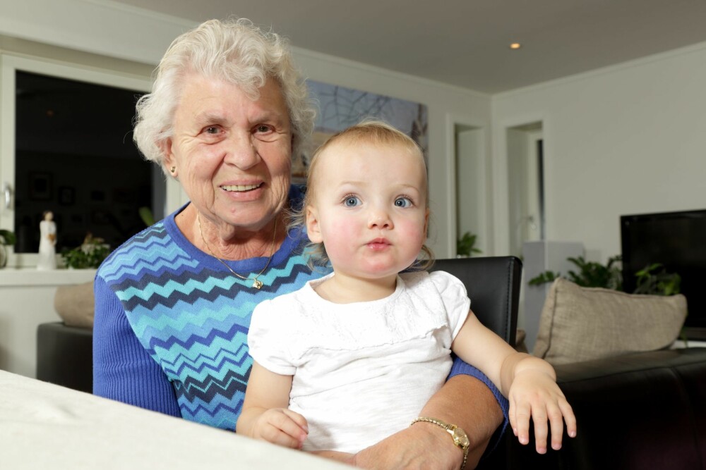 GOD HJELP: Familiens eldste, Anne-Kari, er takknemlig for all hjelpen hun får når familien bor så nært. Også storkoser hun seg med oldebarnet! GOD HJELP: Familiens eldste, Anne-Kari, er takknemlig for all hjelpen hun får når familien bor så nært. Også storkoser hun seg med oldebarnet!