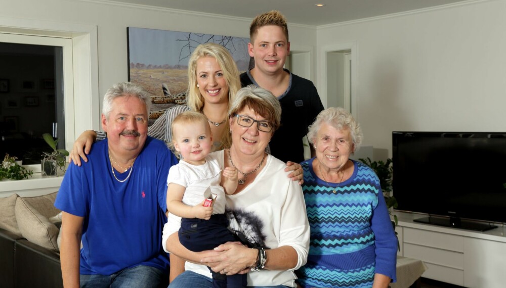 SAMMEN: Silje og mannen Anders (bak) bor på samme gård som Siljas foreldre, Tormod (foran fra venstre), Tone og oldemor Anne-Kari. Thea Marie (1 1/2) har det fantastisk med familien rundt seg. SAMMEN: Silje og mannen Anders (bak) bor på samme gård som Siljas foreldre, Tormod (foran fra venstre), Tone og oldemor Anne-Kari. Thea Marie (1 1/2) har det fantastisk med familien rundt seg.