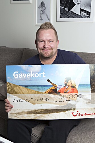 «Årets pappa» Anders Trulsrud skal ta med seg hele familien på ferie! Premien var nemlig et gavekort på kr 20 000 fra Star Tour. «Årets pappa» Anders Trulsrud skal ta med seg hele familien på ferie! Premien var nemlig et gavekort på kr 20 000 fra Star Tour.