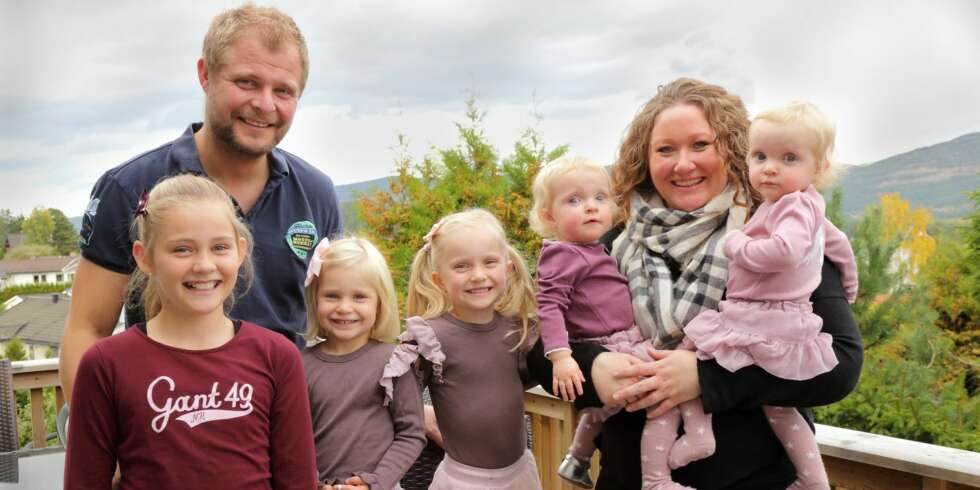STORFAMILIE: Med fire barn under seks år er det sjelden stille hjemme hos Ingvild Drange Tronhus, mannen Brede, bonusdatter Martine Qvam Tronhus (11), Hermine (3.5), Nicoline (5), og tvillingene Ulrikke og Henriette. STORFAMILIE: Med fire barn under seks år er det sjelden stille hjemme hos Ingvild Drange Tronhus, mannen Brede, bonusdatter Martine Qvam Tronhus (11), Hermine (3.5), Nicoline (5), og tvillingene Ulrikke og Henriette.