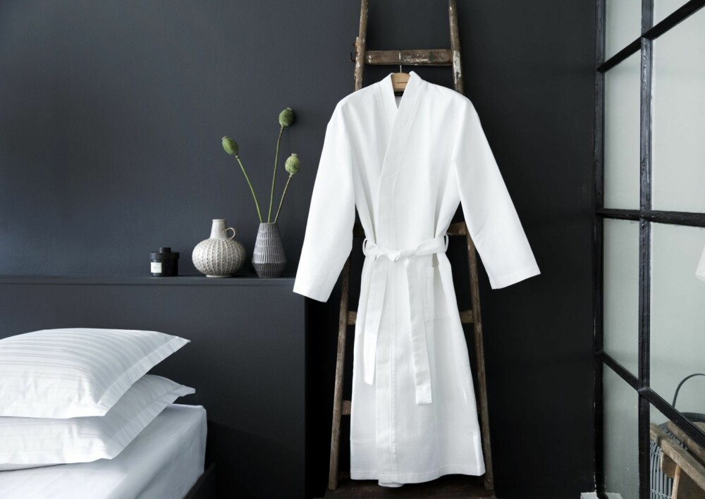 KIMONO: Den klassiske kimonoen fra Georg Jensen Damask er av høy kvalitet med enkelt design. Håndklærne er av damask frotté i dobbeltvunnet, børstet bomull. Mer informasjon om produktene finner du på georgjensen-damask.no. KIMONO: Den klassiske kimonoen fra Georg Jensen Damask er av høy kvalitet med enkelt design. Håndklærne er av damask frotté i dobbeltvunnet, børstet bomull. Mer informasjon om produktene finner du på georgjensen-damask.no.
